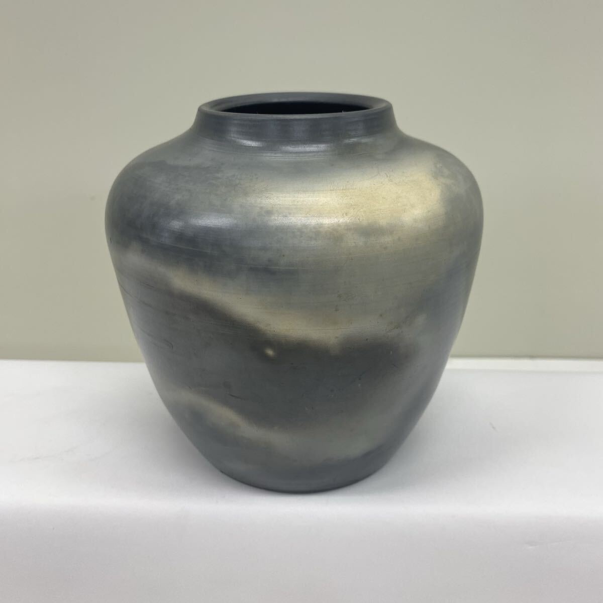 T141 陶器 銘あり 光 花生 花入 花器 花瓶 壺 灰色 窯変 和陶器 直径 14cm 高さ 14cm 作家物拍卖