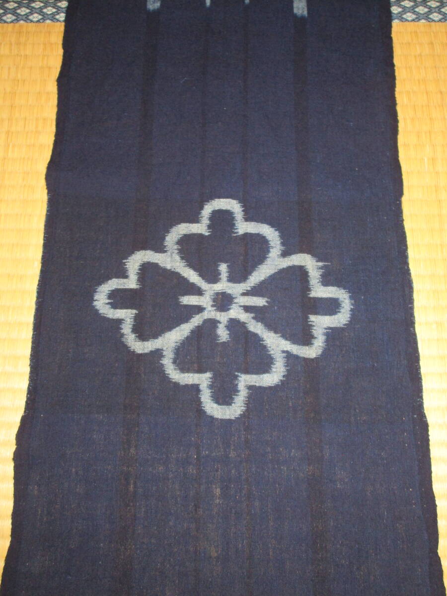 【昔古布】大正期 無傷で 美品 厚手の 藍染手織木綿 絵絣 1幅 (長156) ●花菱● リメイク材料拍卖