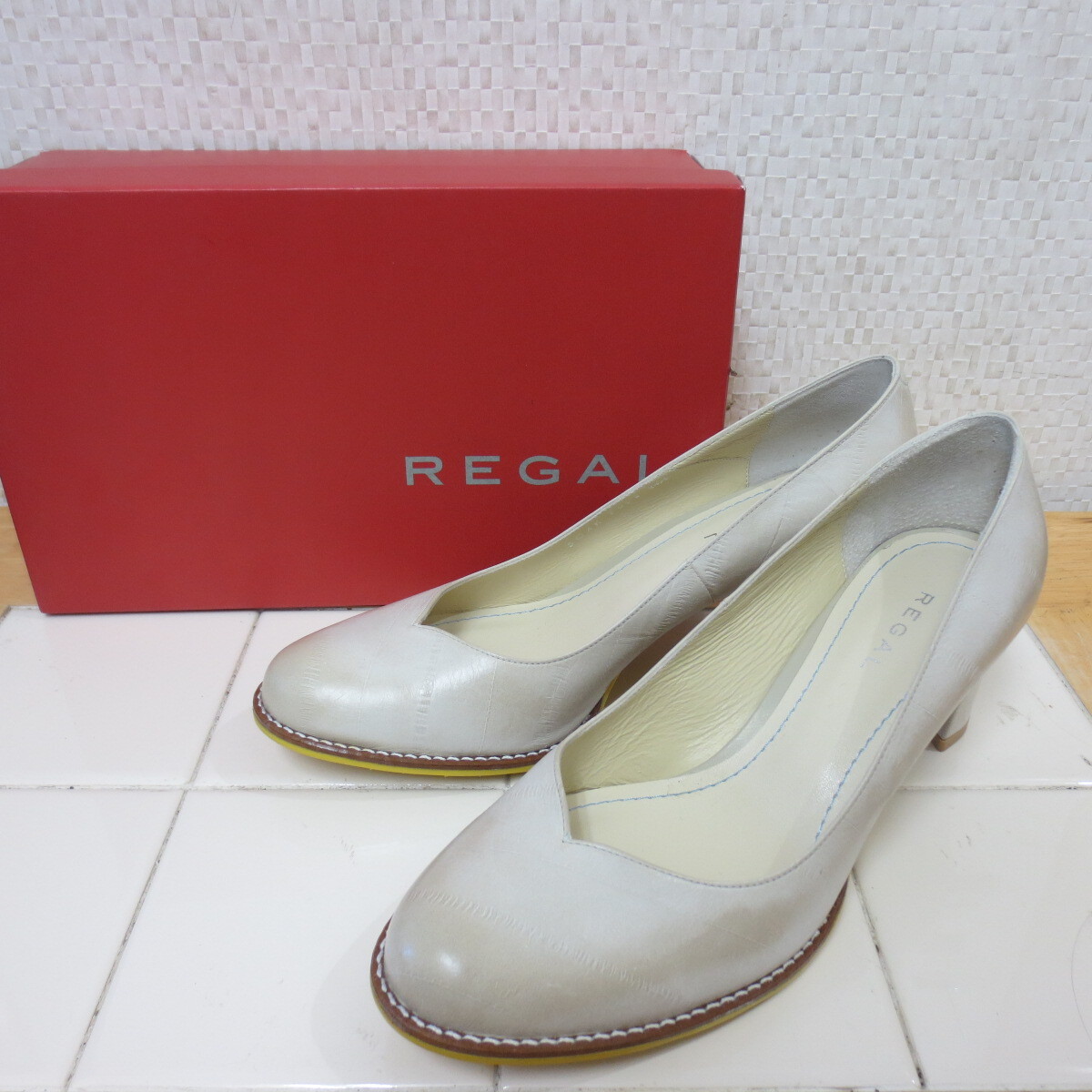 新品 B品(試着有) リーガル レディース フォーマルパンプス F06E AF アイボリー 24.5㎝ 佐川急便700円 I9/3拍卖