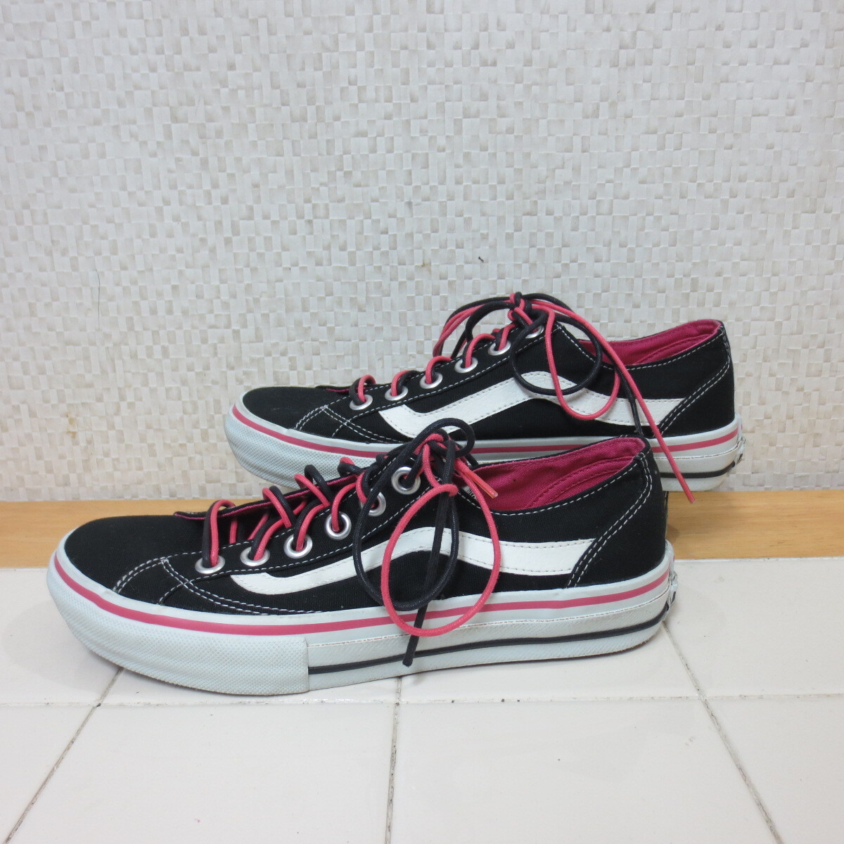 着用少 替え紐 バンズ ロースクール V45-38 黒 ピンク 23.5cm スニーカー VANS LO SKOOL レタパ送料600円 k9/14拍卖