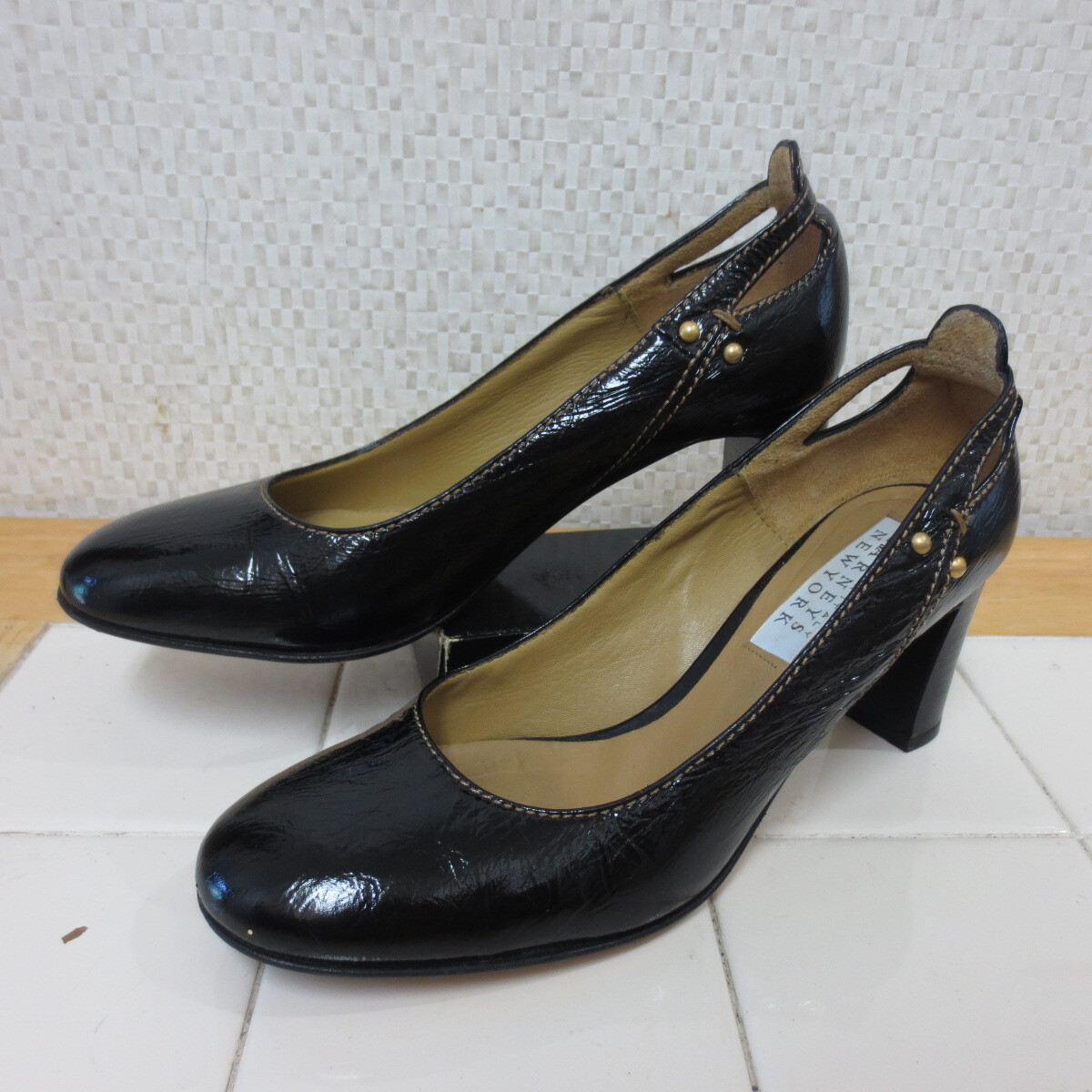 美品 イタリア製 バーニーズ ニューヨーク エナメルパンプス ブラック 24.5㎝ シワ加工 BARNEYS NEW YORK レタパ600円 I9/17拍卖
