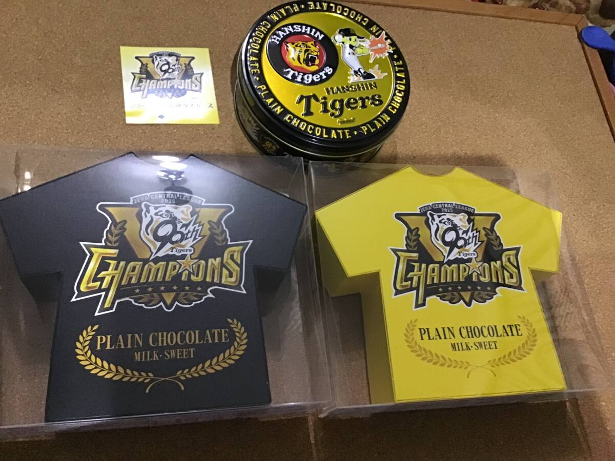 阪神タイガース 2025 優勝 ゴンチャロフ Vプレーンチョコレート イエロー&ブラック&90周年記念缶チョコ 3個セット優勝記念ロゴステッカー拍卖