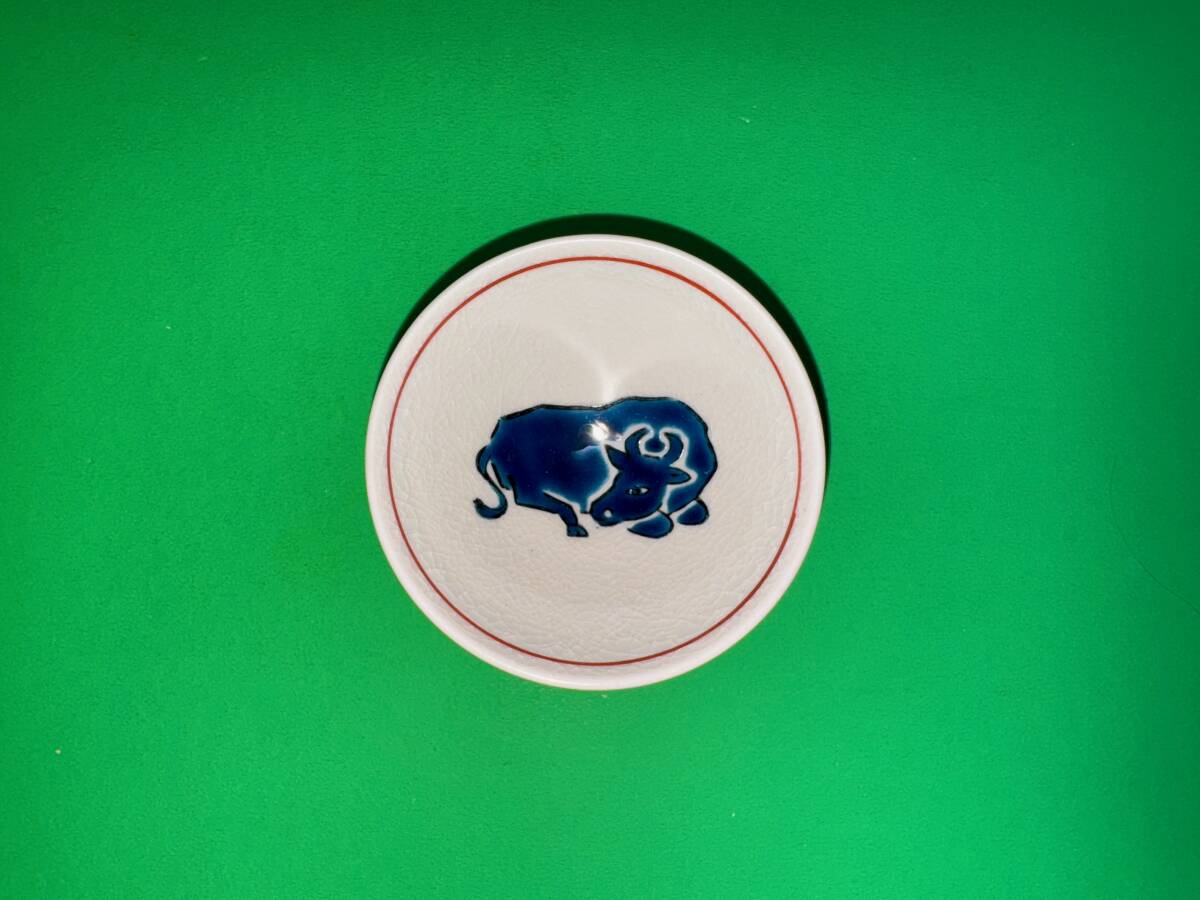 K101☆九谷焼/光仙窯/お猪口(盃)/干支(丑)牛/当時物アンティーク昭和レトロコレクション拍卖