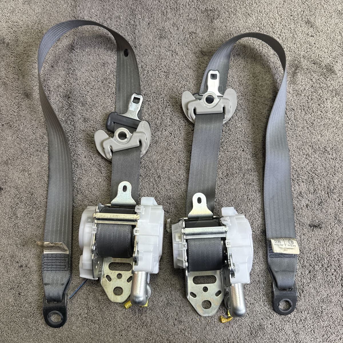 346 トヨタ ZVW 30 プリウス フロント シートベルト 左右 黄-998拍卖