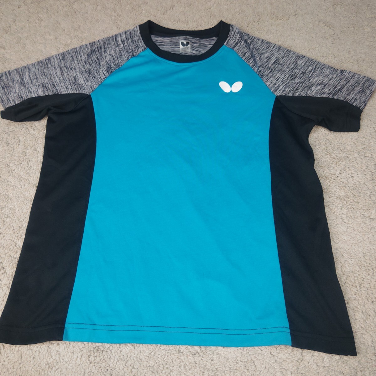 BUTTERFLY バタフライ ワンポイントロゴ入り 半袖 Tシャツ ユニセックス Lサイズ グレー×緑×黒 卓球 トレーニング 拍卖