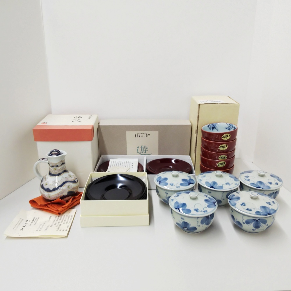 B25-1769 湯呑み他合計5点まとめ(九谷 暁 酒入れ/会津塗 茶托5客揃/黒漆ダルマ茶托5客揃/有田焼 手描山水絵茶碗5客揃/蓋付き茶碗5客揃)拍卖