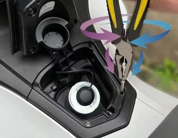 ★ホンダ PCX125/160(2021~2024年式)、ADV150/160、FORZA250 フューエルカバー用スプリング★カバーが開きにくい悩みを解決★拍卖