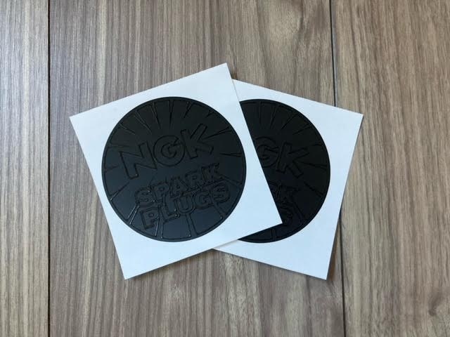 送料無料 NGK Spark Plugs ステッカー エンボス マットブラック 75mm セット拍卖