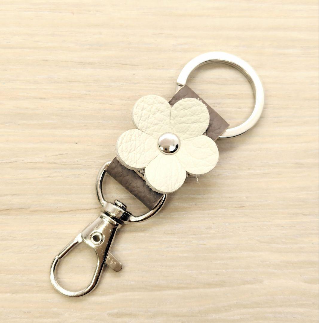 小さい キーホルダー オフホワイト花 チャーム 革 チャーム レザー 8cm拍卖