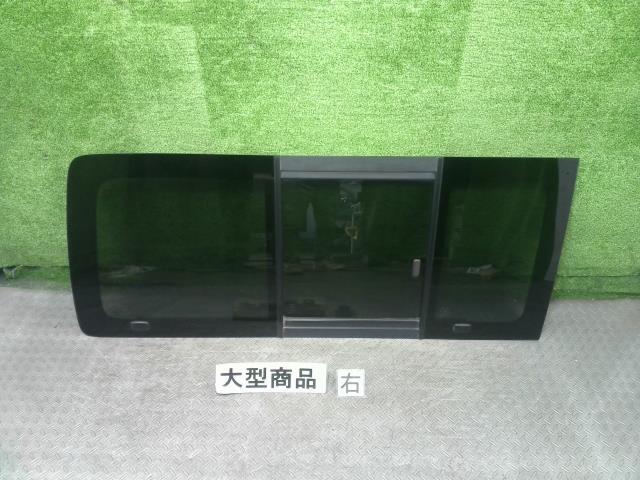 トヨタ(TOYOTA)※同梱不可※ハイエース KDH205K 右クォーターガラス 品番 62730-26A20 プライバシー 小傷 色褪せ有 サッシ付拍卖