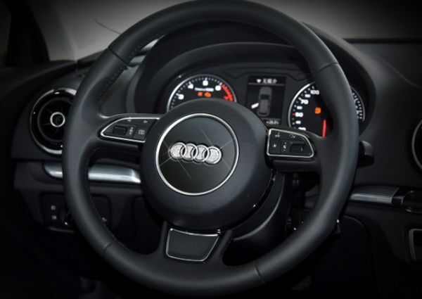 【送料無料】AUDI(アウディ) ステアリングエンブレム デコレーショントリム シルバークリスタル拍卖