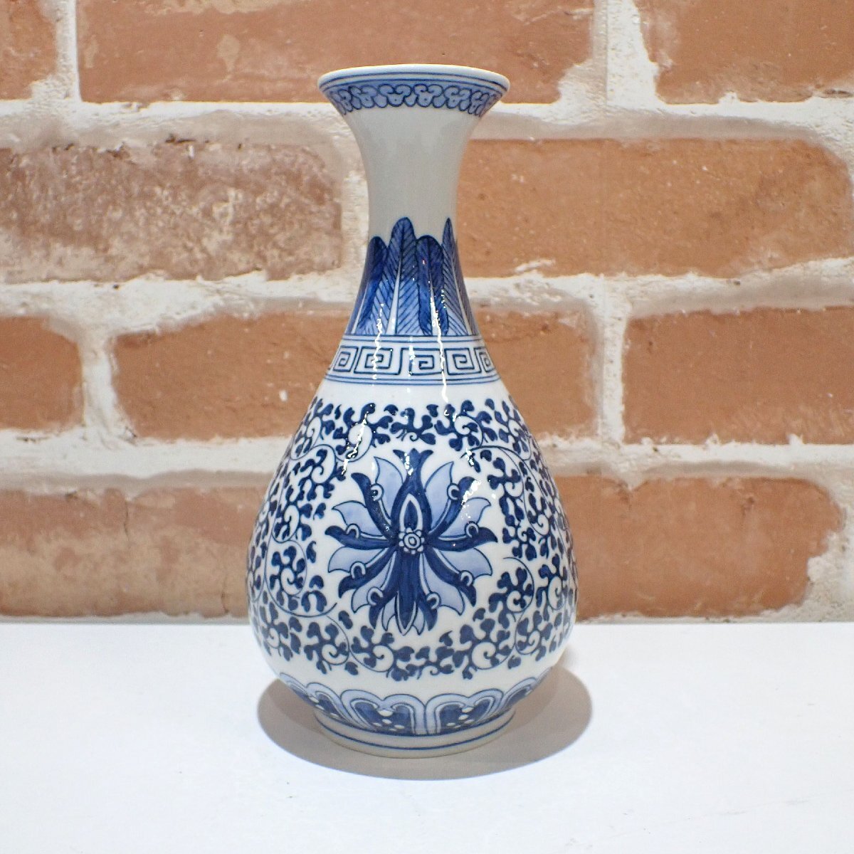 9248 乾隆年製 中国古美術 青花草紋 染付花瓶 高さ約21cm 一輪挿し 花入れ 花器拍卖