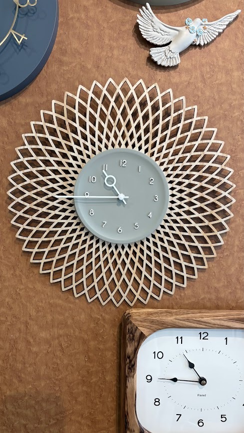 インターフォルム ウォールクロック  切り絵 ジオメトリック 立体 ウッド Kuschelクシェル おしゃれ拍卖