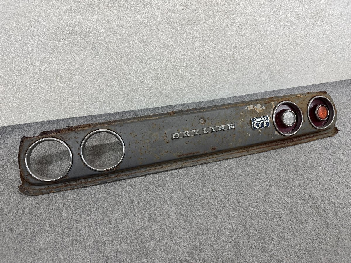 希少 GC110 ケンメリ スカイライン 2000GT 純正 テールランプガーニッシュ パネル 右 テールランプ IKI4041 (U4543)拍卖