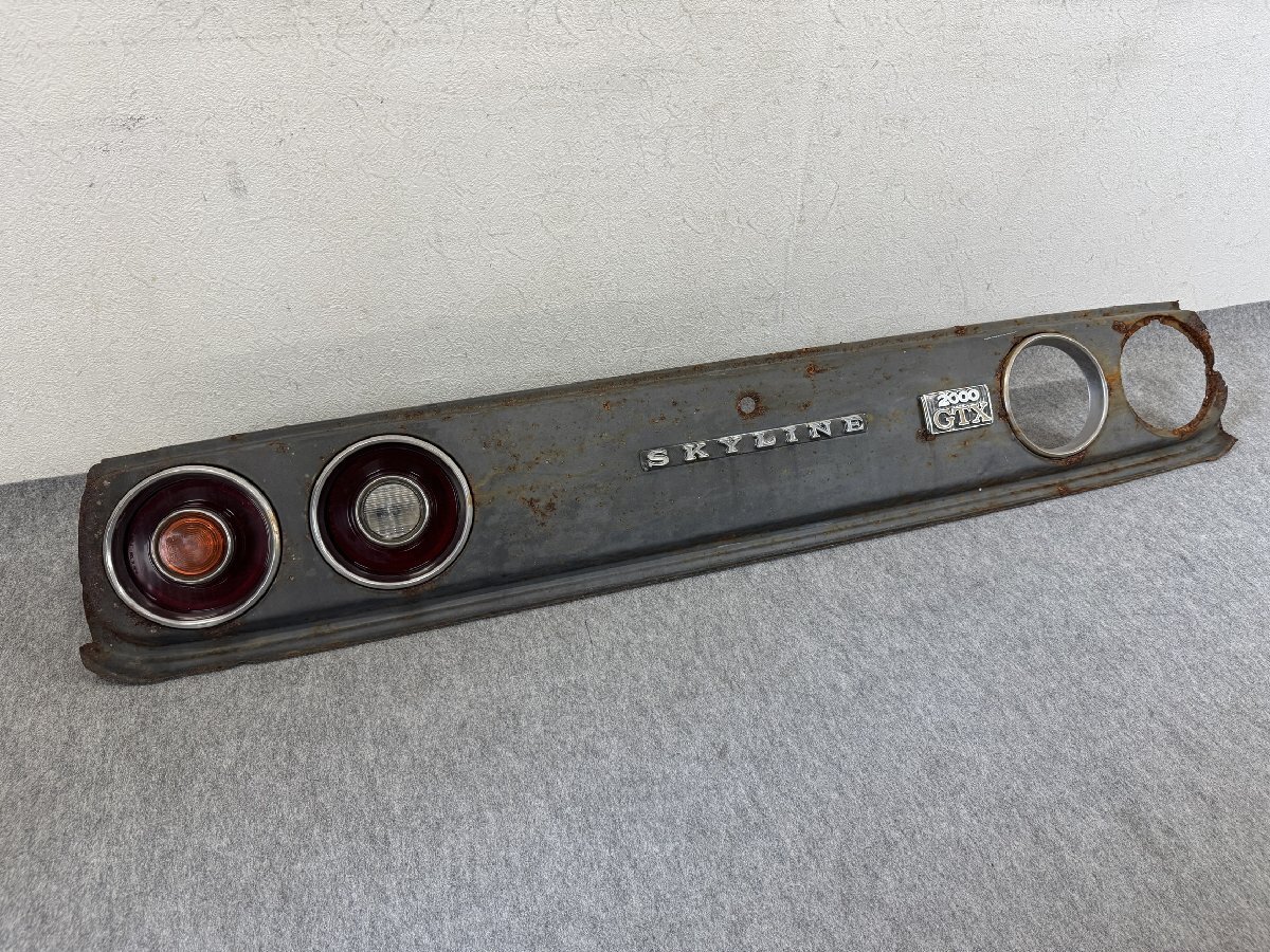 希少 GC110 ケンメリ スカイライン 2000GTX 純正 テールランプガーニッシュ パネル 左 テールランプ IKI4041 (U4544)拍卖