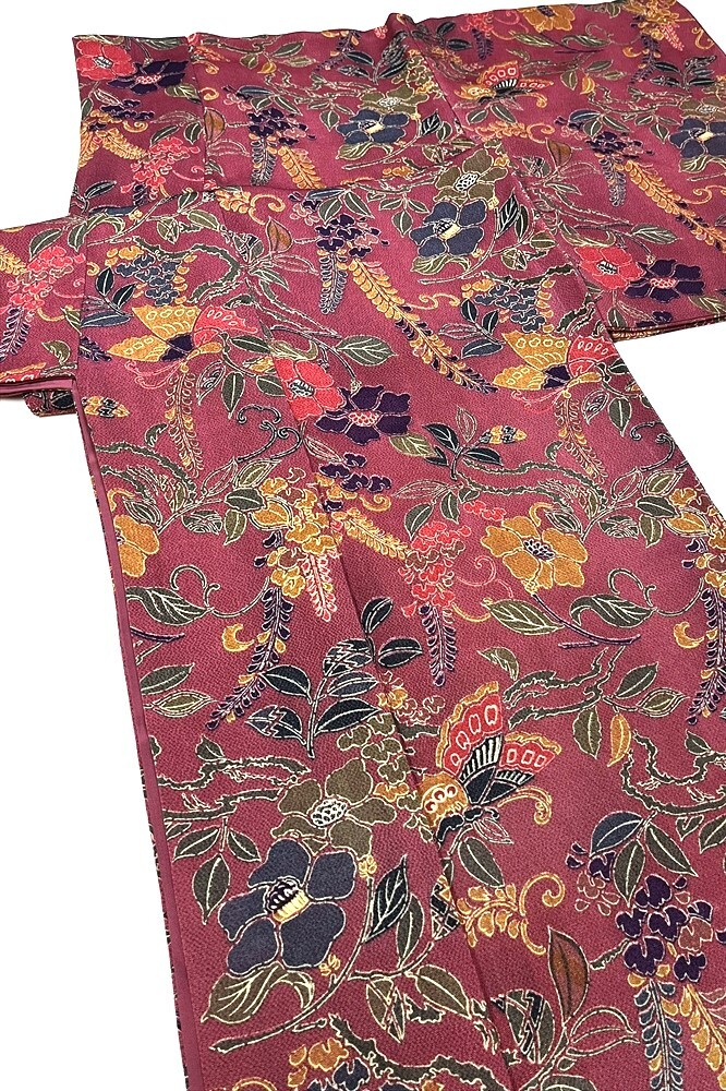 花とら●リサイクル着物 小紋 ちりめん 草花 蝶 薄小豆 型染 大きめサイズ 身幅広め 裄長め 250825拍卖