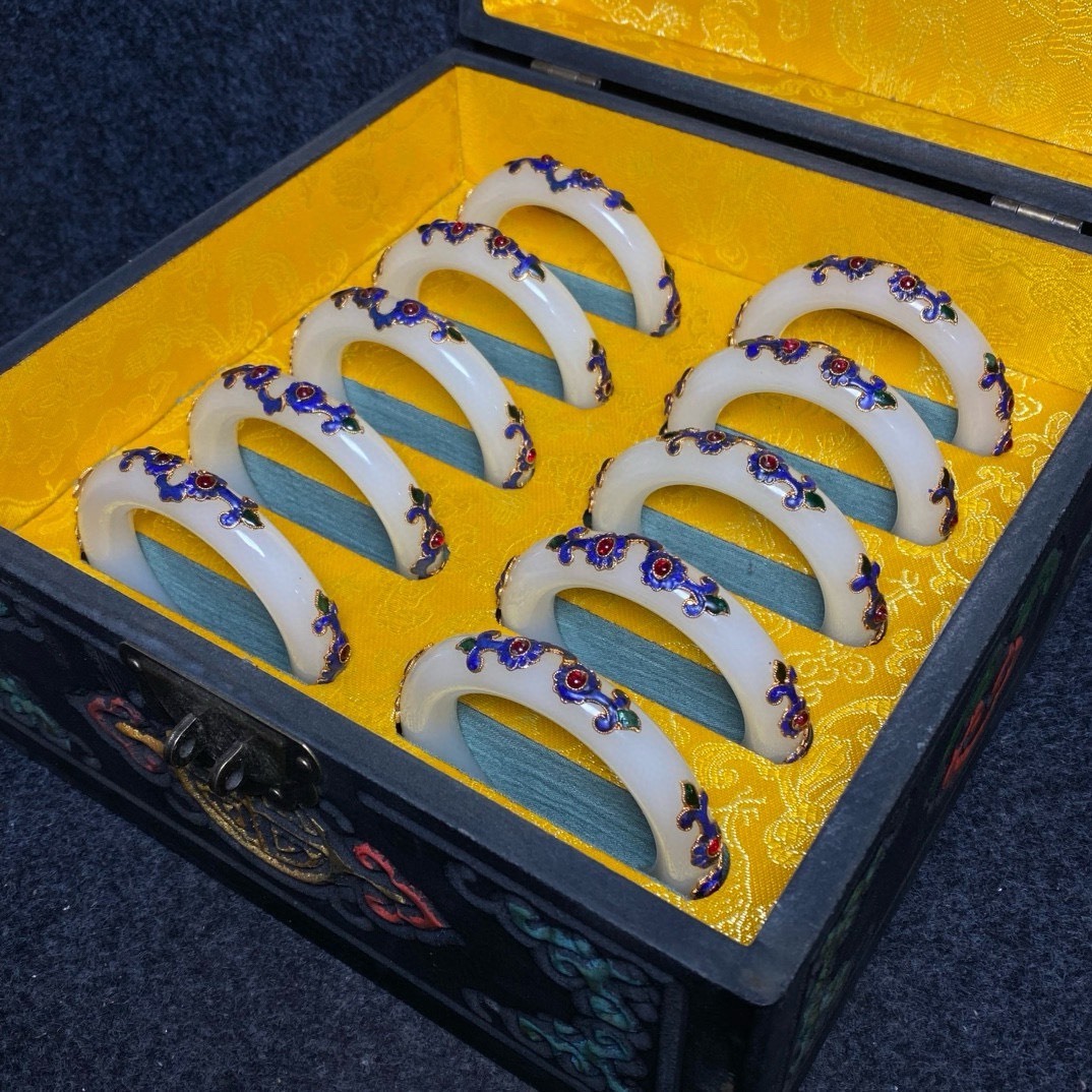 「大清乾隆年制 乾清宮藏 和田玉 白玉 景泰藍嵌寶石 腕輪 手環 漆盒」時代物 旧家蔵出し 唐物 中国古玩 古美術品拍卖