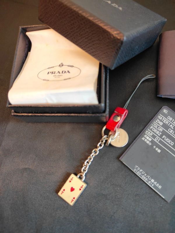 Prada プラダ 携帯ストラップ レッドハート トランプロゴ キーホルダー キーリング拍卖