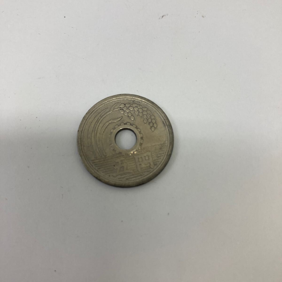 38752-42 銀色 5円 エラー? 5円硬貨 昭和32年 希少 シルバー 珍品 拍卖