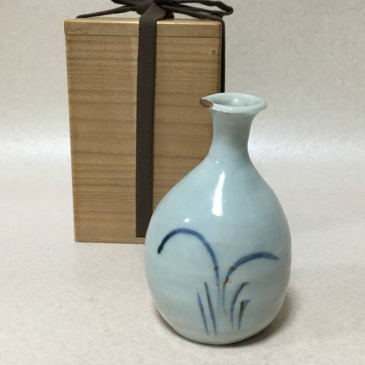 E627 李朝 染付 葦手絵 花瓶 木箱 朝鮮 白磁 拍卖