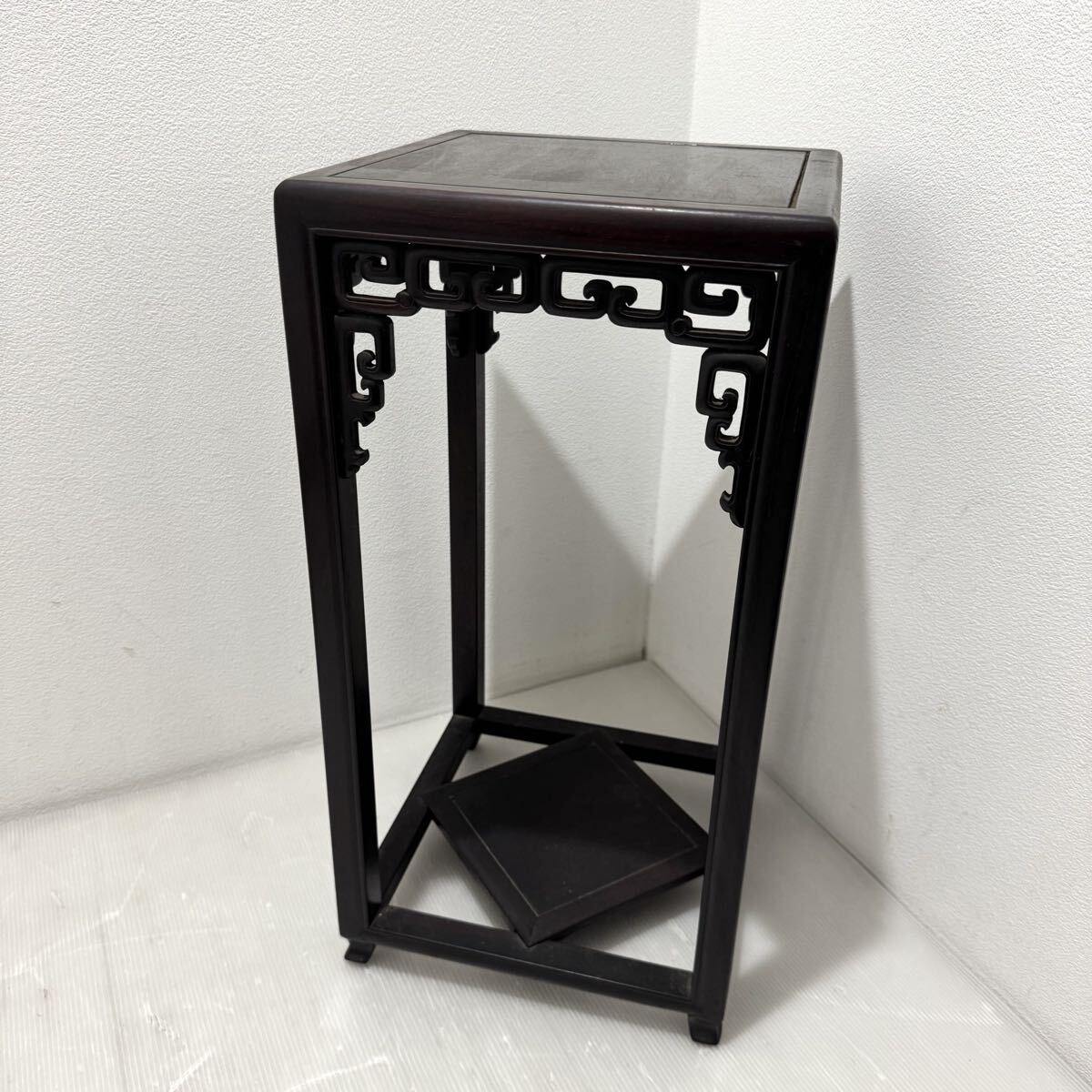 D(0929g2) 中国 唐木 木製 飾り台 花台 高卓 盆栽台 香炉台 透かし彫り 約23.5×23.5×47.5cm 拍卖