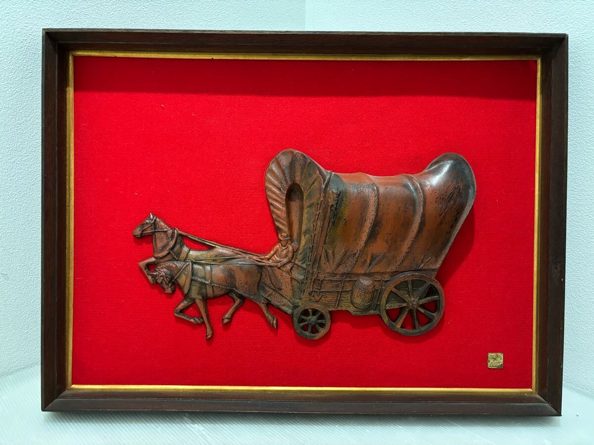 D(0905w6) 幌馬車 馬車 金属製 金属工芸 額装品 額縁 壁掛 壁飾り 総重量約2.4kg インテリア オブジェ レトロ ★長期保管品拍卖