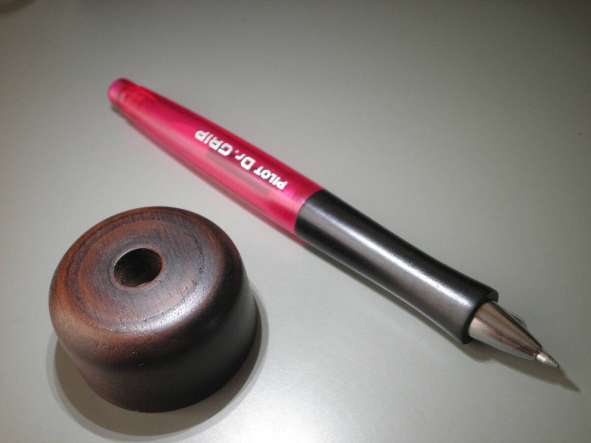 パイロット.Dr GRIP ボールペン黒インク0.7 透明レッド アフリカ黒檀 ペン立て ブラックウオールナットのセット販売 (現物品)拍卖