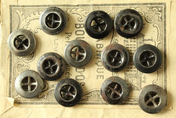 即決 メタルボタン 12個 φ14mm 4穴 アソート ヴィンテージ エンボス 素材 ワークウェア フランス輸入拍卖