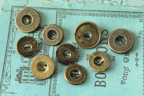 即決 メタルボタン 9個 φ13 ~ 17mm 2穴 パーツ 素材 フランス輸入 ヴィンテージ拍卖