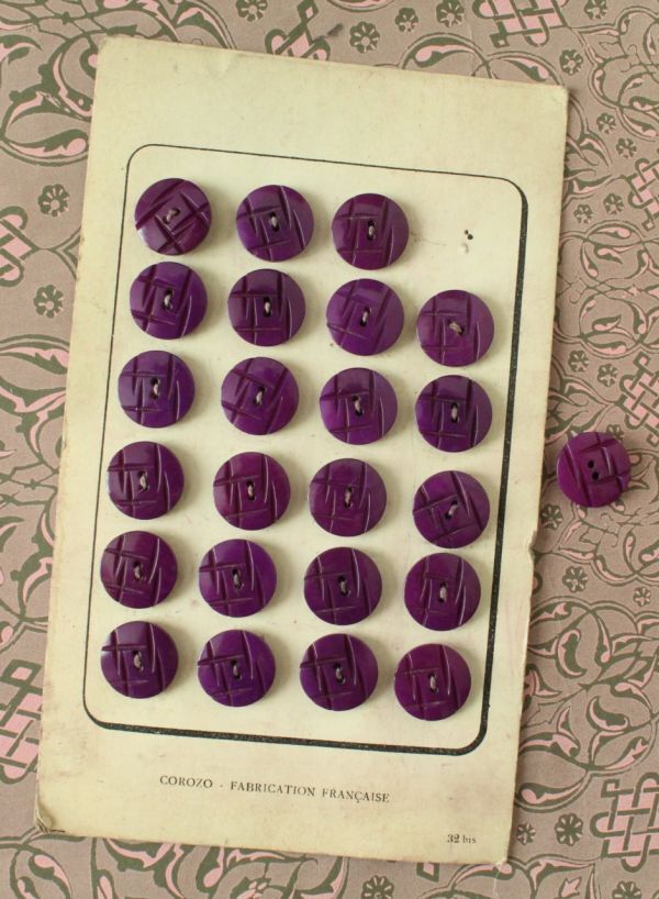即決 ベジタブルアイボリーボタン 24個 φ14mm コロゾ 彫り模様 パープル 台紙 シート ナット ヴィンテージ フランス輸入拍卖