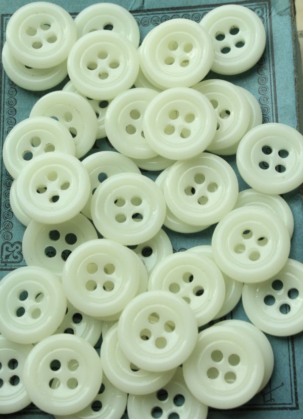 即決 4穴 ミルクガラスボタン 43個 φ15mm パーツ 素材 材料 フランス輸入 ヴィンテージ拍卖