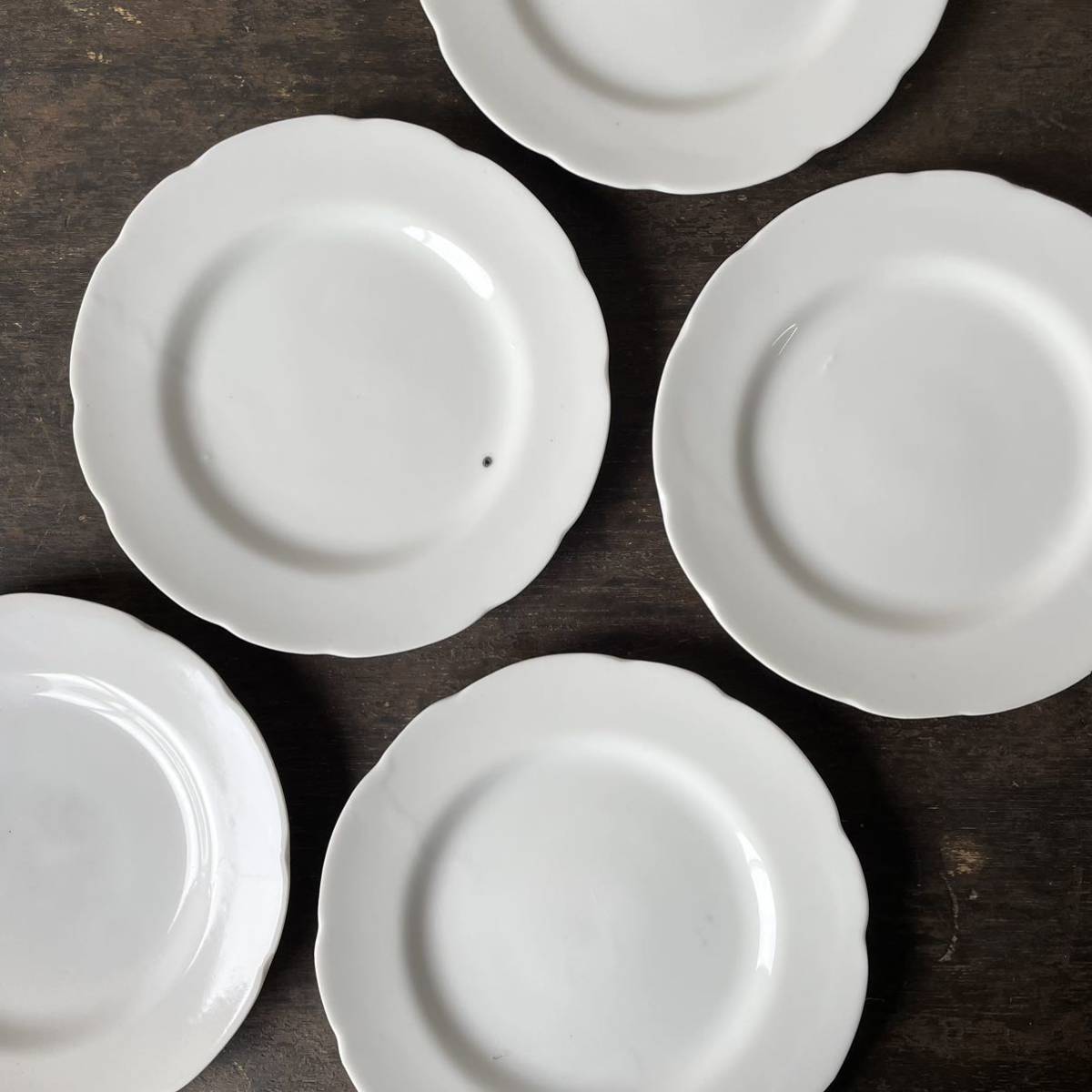 2枚set 古い フリル 小 リムプレート 白磁 デットストック 1970年代貿易 検: 取り皿 ケーキ サラダ パン 陶器 アンティーク ビンテージ拍卖