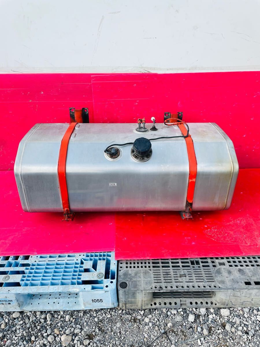 大型 中型 メイン 燃料タンク メイン燃料タンク 300L 300リットル ステー付き アルミ製 動作車から取外 Rei4280拍卖