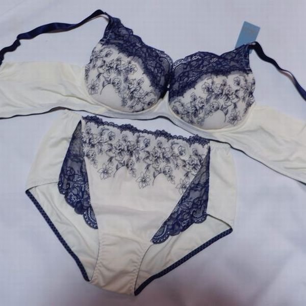 Last B90/3L ノンワイヤー寄せ上げ谷間 リフトUP 繊細刺繍ブラ&ショーツ アイボリー 大きいサイズ拍卖