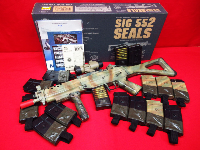 迷彩カラー TOKYOMARUI 東京マルイ SIG 552 SEALS オートマチック 電動ガン 予備マガジン多数 ドットサイト 付き 管理7k0911G-H09拍卖