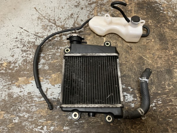 トリシティ SG37J ラジエーター □ コア傷 タンクキャップ劣化あり拍卖