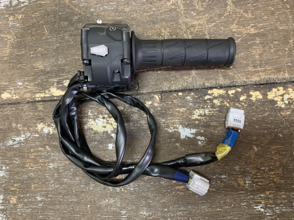 ニンジャ ZX400P ハンドルスイッチ右 ☆ 動作OK 割れ傷あり拍卖