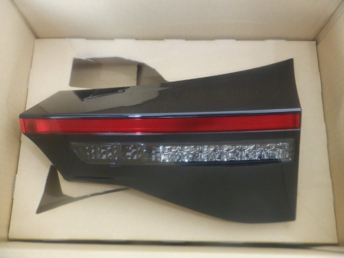 新車外し トヨタ純正 MXPB10 MXPB15 MXPJ10 MXPJ15 ヤリスクロス LED テールライト テールランプ 内側 右側 運転席 81581-52421 52-332拍卖
