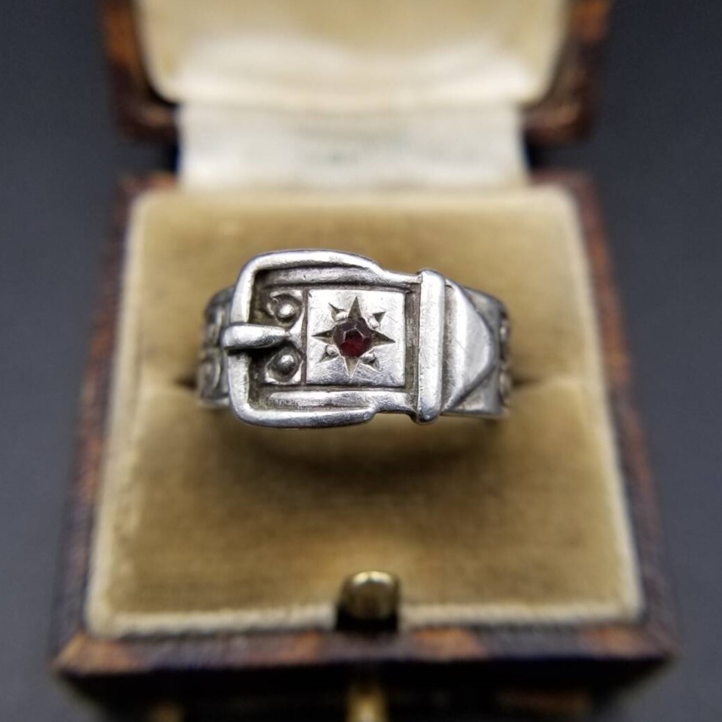 1977年 英国 ヴィンテージ ベルトデザイン ガーネット インレイ バンド リング 925 シルバー 銀 指輪 蝶模様 Sheffield ホールマーク Y24-L拍卖