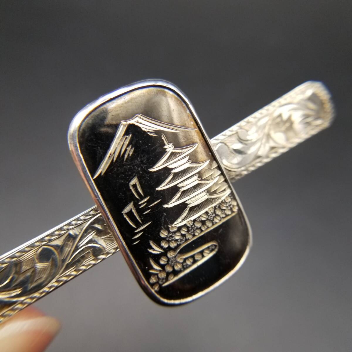 富士山と仏塔 日本の景色 フローラル エッチング 950 シルバー ヴィンテージ タイピン ネクタイ クリップ 銀細工 Y24-D拍卖