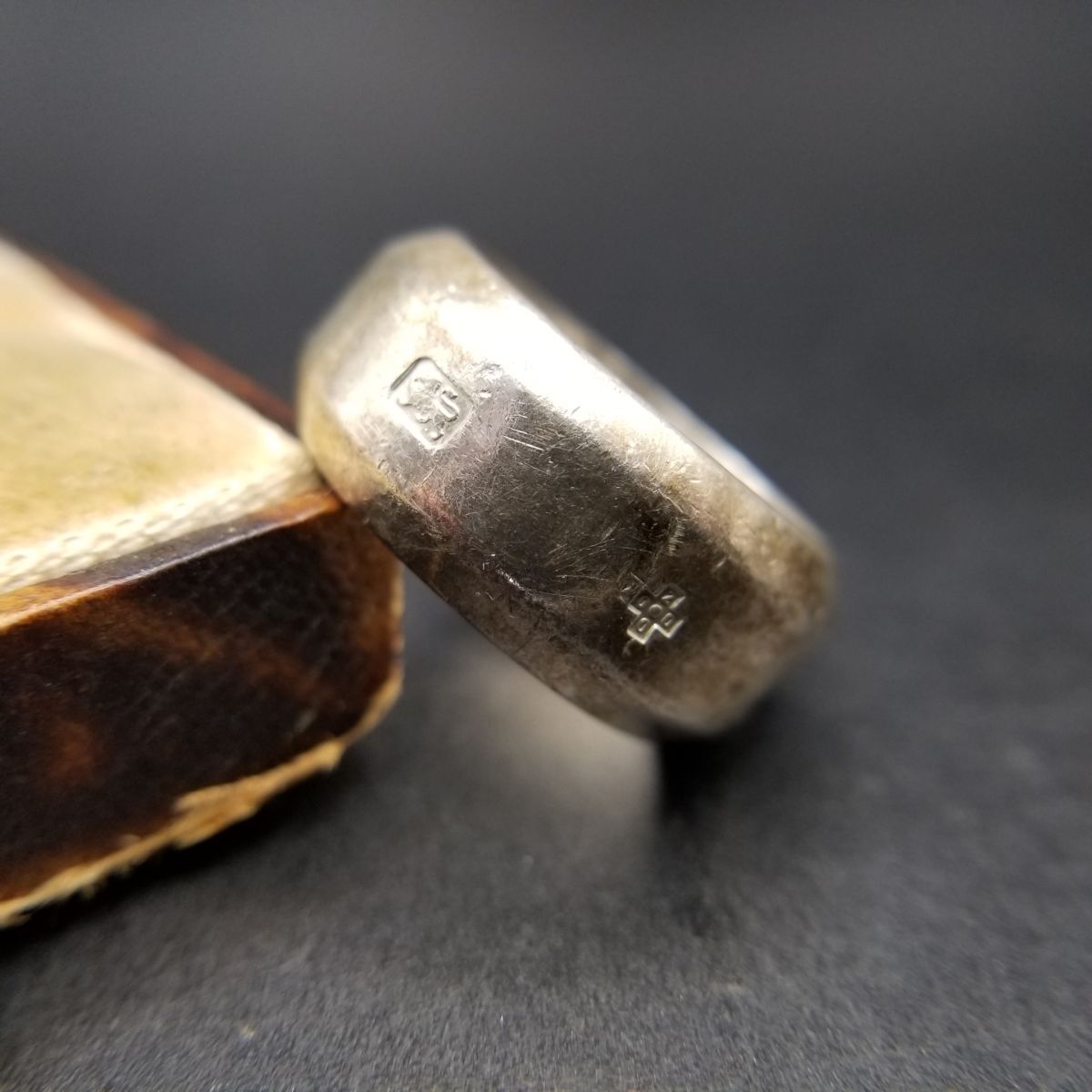 2000年 英国 ヴィンテージ 925 シルバー バンド リング 銀 指輪 幅広 Birmingham Convention マーク 彫金 柄 Y24-L拍卖