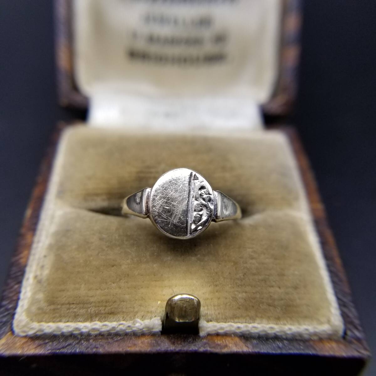 JHW社製 英国 ヴィンテージ フローラル エッチング ラウンド シグネット ベイビー リング 925シルバー 銀 指輪 K9 Gold on Silver Y24-O拍卖