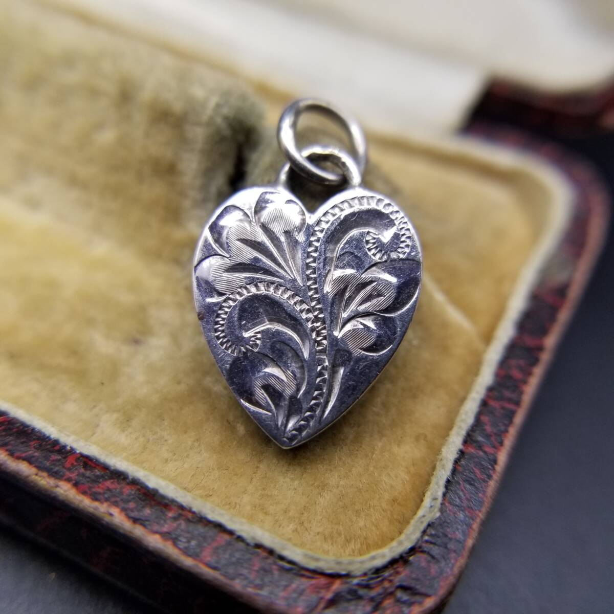1979年 英国 ヴィンテージ フローラル エッチング 925 シルバー ハート チャーム ペンダントヘッド 銀 Birmingham ホールマーク Y24-P拍卖