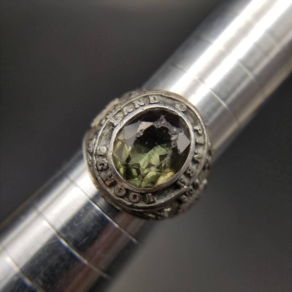 1972年 米国 ヴィンテージ クラスリング Land O’Pines School 925 シルバー カレッジシグネット 銀 指輪 黄緑石 重厚感 Y24-T拍卖