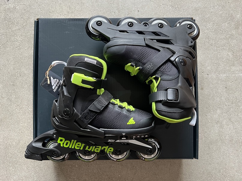 新品!未使用ジュニアフィットネスインラインスケート!「ROLLERBLADE MICROBLADE Black/Green」21.0㎝-23.0㎝サイズ簡単調整可能!拍卖
