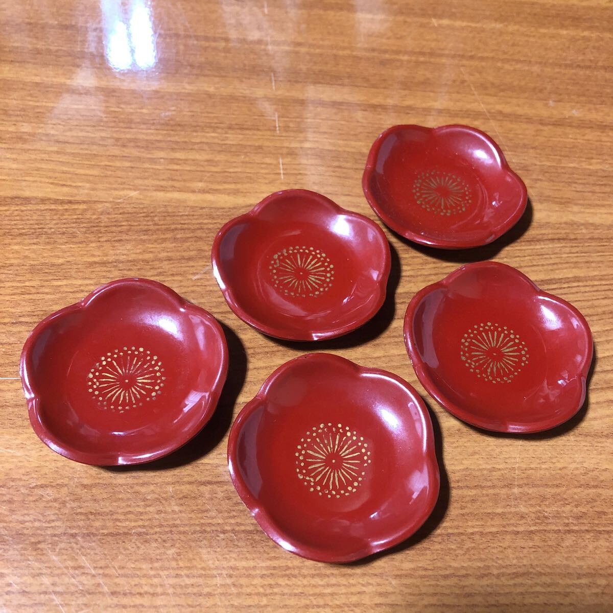 〈送料無料〉箸置き 梅型 珍味入れ 漆器 薬味皿 金彩 スプーンレスト 祝膳 お正月 箸置 はしおき拍卖