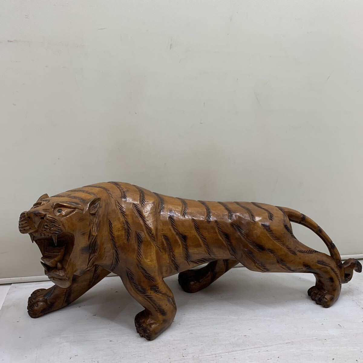 I☆レア☆置物 虎 オブジェ インテリア トラ 縁起物 アンティーク 寅 動物 龍園彫刻 天然木 木製品 台湾 彫刻 アンティーク ヴィンテージ 拍卖