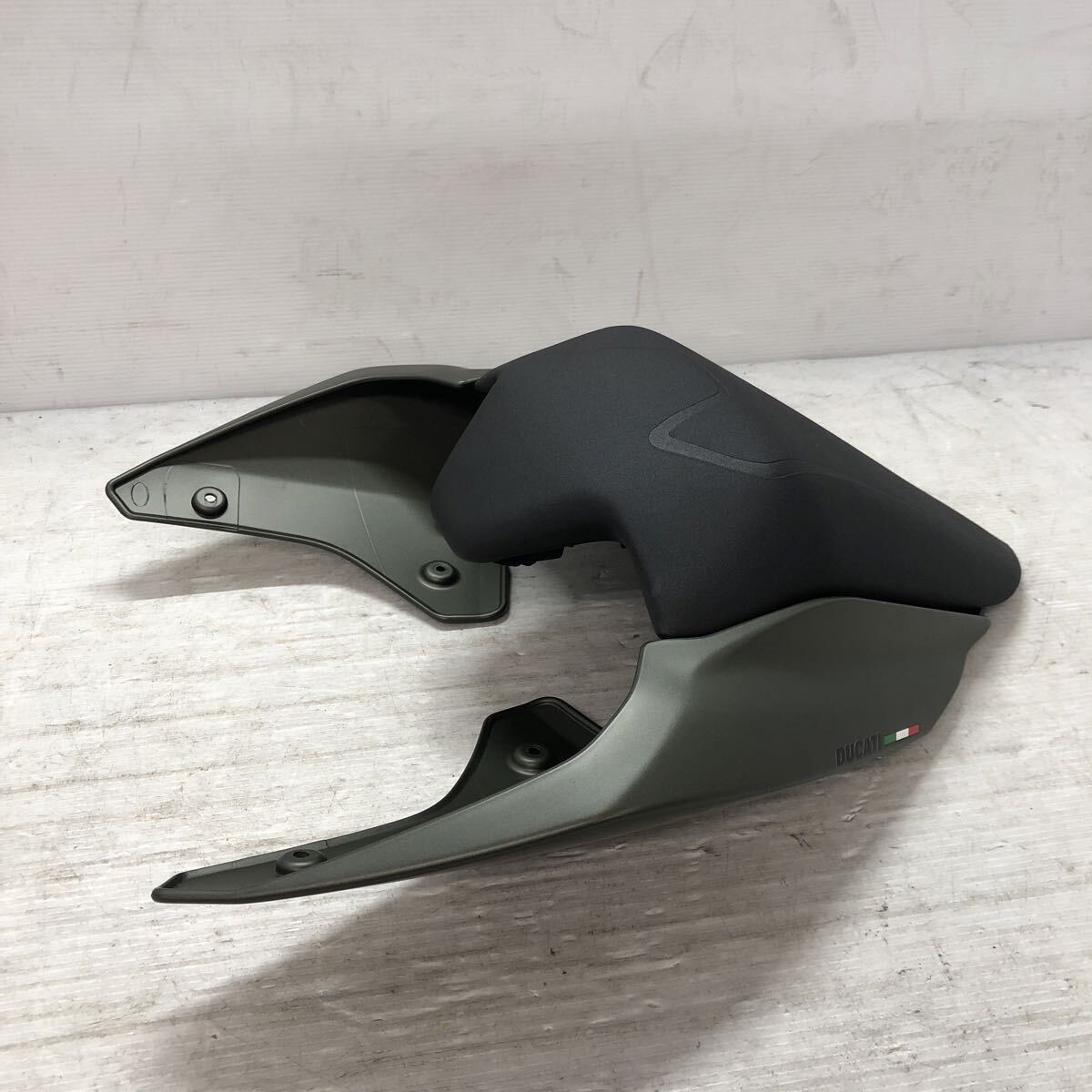 ◎Ducati ストリートファイターV2 ZDM3F00AA〜 外し タンデムシート カウル拍卖