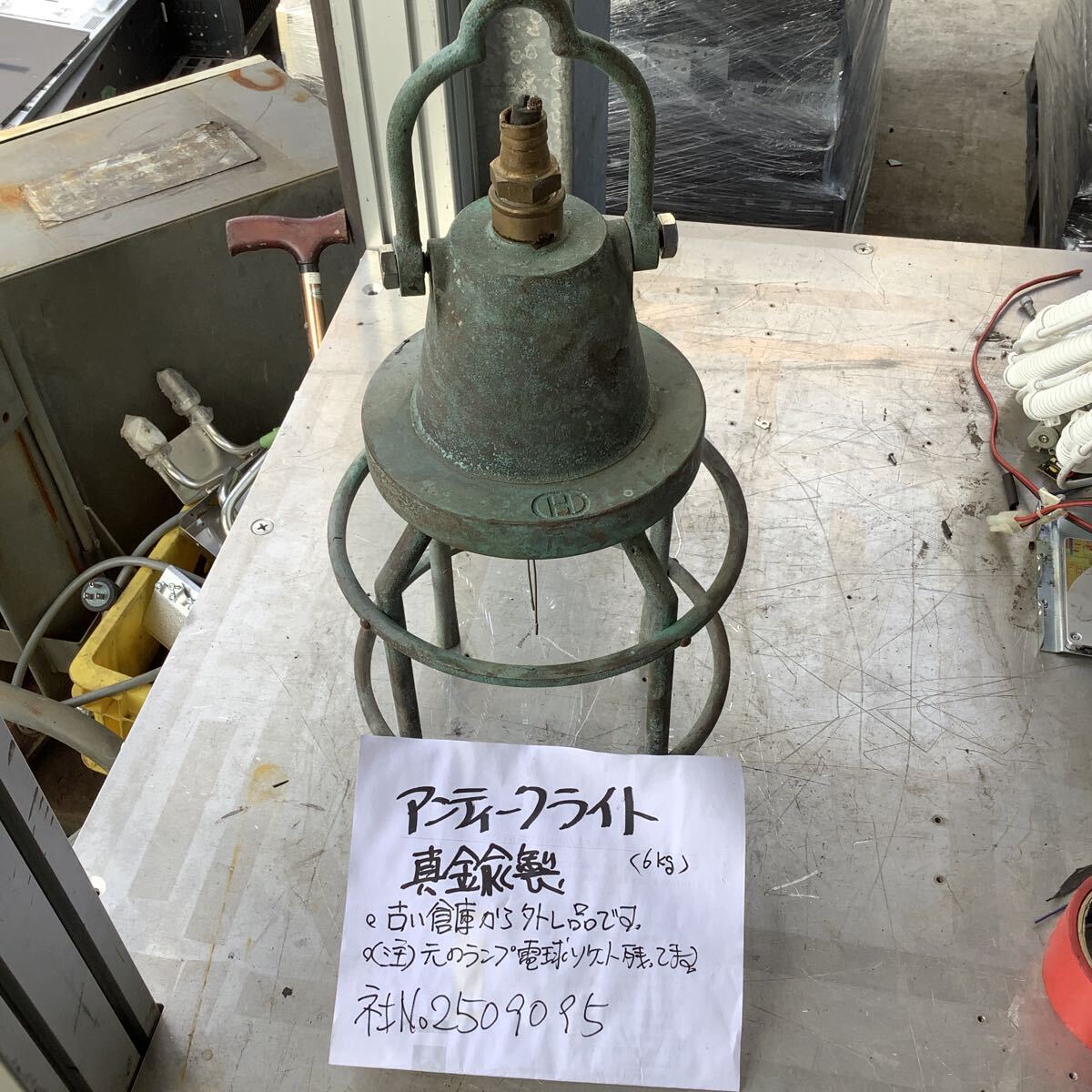 アンティーク吊り具ライトスタンド【真鍮製】重さ6kg 当商品古い倉庫外し品、現状渡し品です。注意】元々の電球ソケット残って付いてます。拍卖