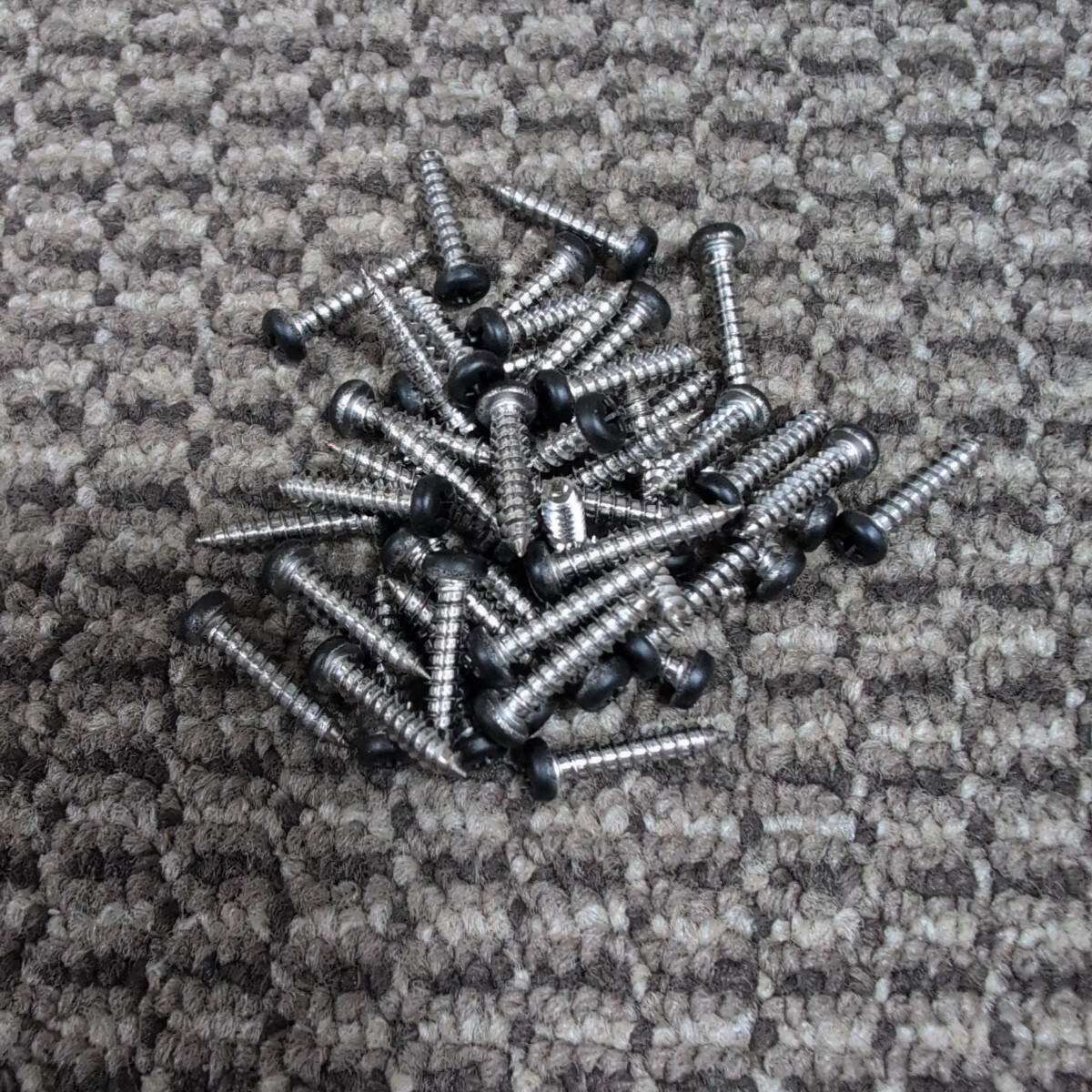 ジャンク品/長期保管品/中古品/メーカー不明/ステンレス/タッピング/頭:ブラック/ナベ4×20mm/1P50本入り拍卖